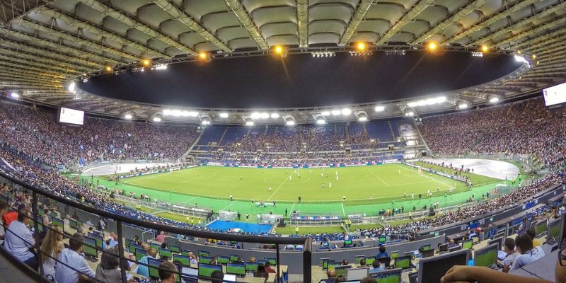 Hình ảnh các trận đấu bóng đá tại sân vận động lớn nhất Rome